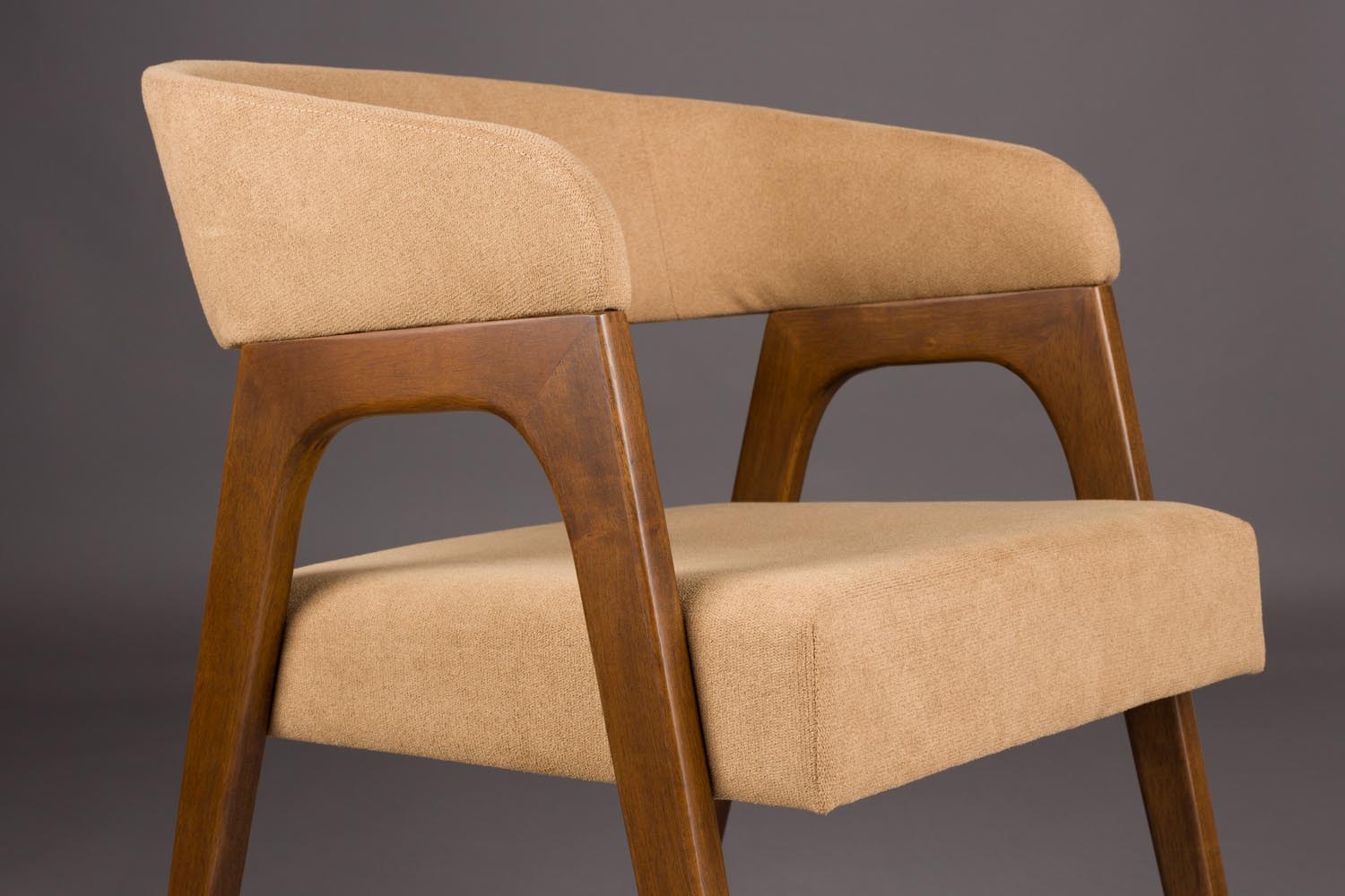 Der Adamello Stuhl von Dutchbone kombiniert zeitgemässes Design mit Komfort, perfekt für moderne Wohn- und Esszimmer.