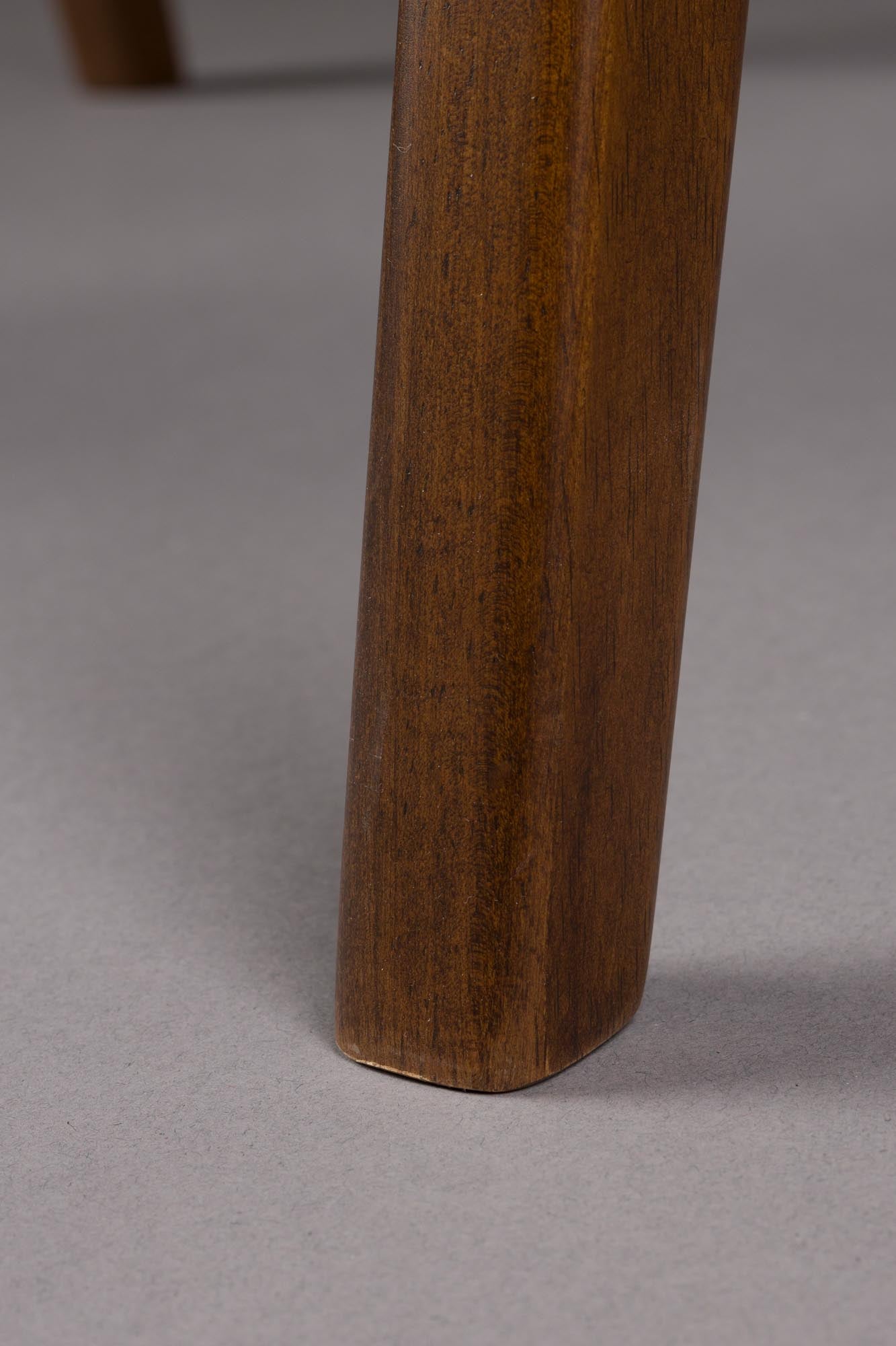 Der Adamello Stuhl von Dutchbone bietet elegantes Design und Komfort, ideal für moderne Wohn- und Essbereiche.