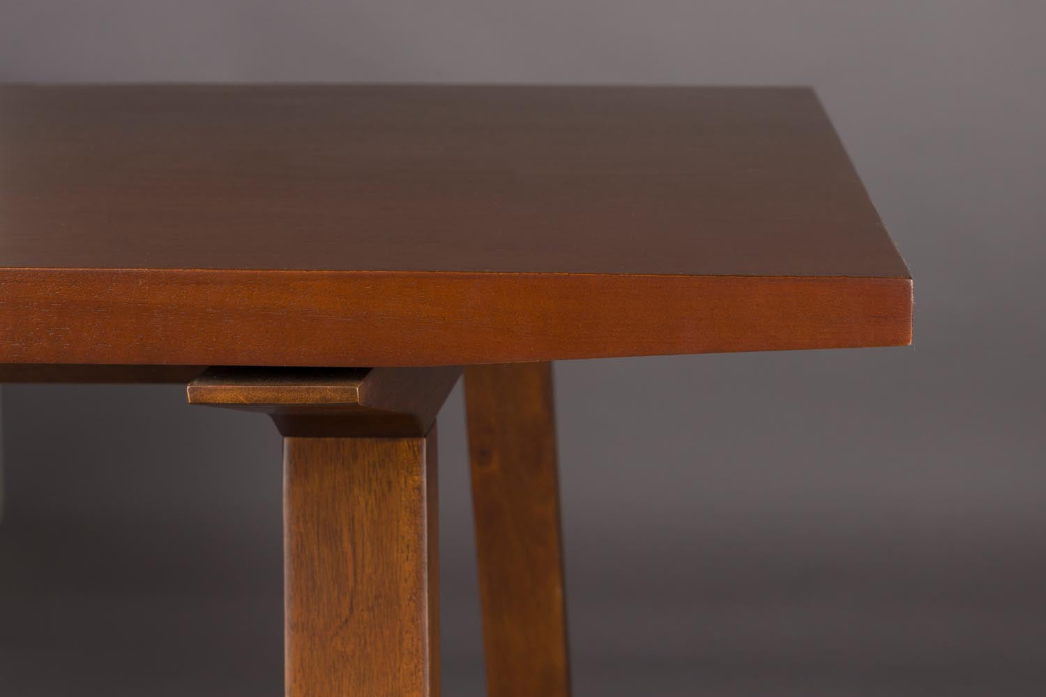 Der Adamello Esstisch von Dutchbone bietet mit 180x95 cm eine stilvolle und robuste Esszimmerlösung aus hochwertigen Materialien.