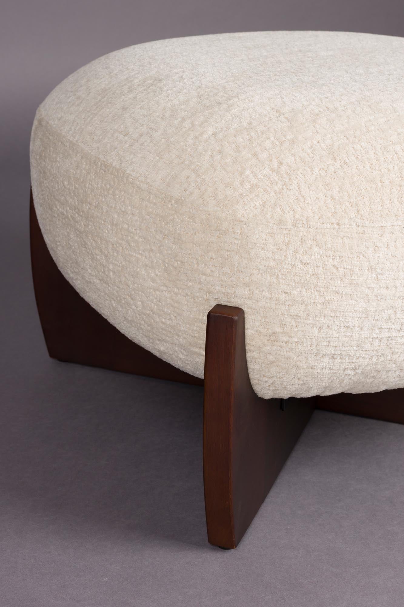 Der Emilius Pouf von Dutchbone kombiniert modernes Design mit Funktionalität, ideal als Sitzgelegenheit oder stilvolles Accessoire.