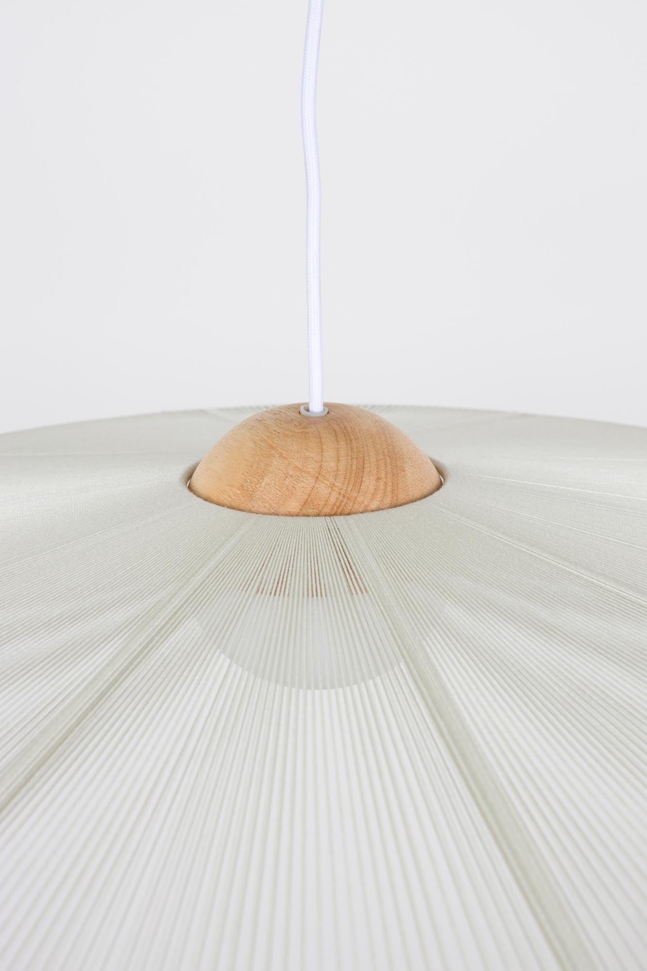 Die Zuiver Pendelleuchte Belle S vereint minimalistisches Design mit edlen Materialien, perfekt für stilvolle, moderne Wohnräume.