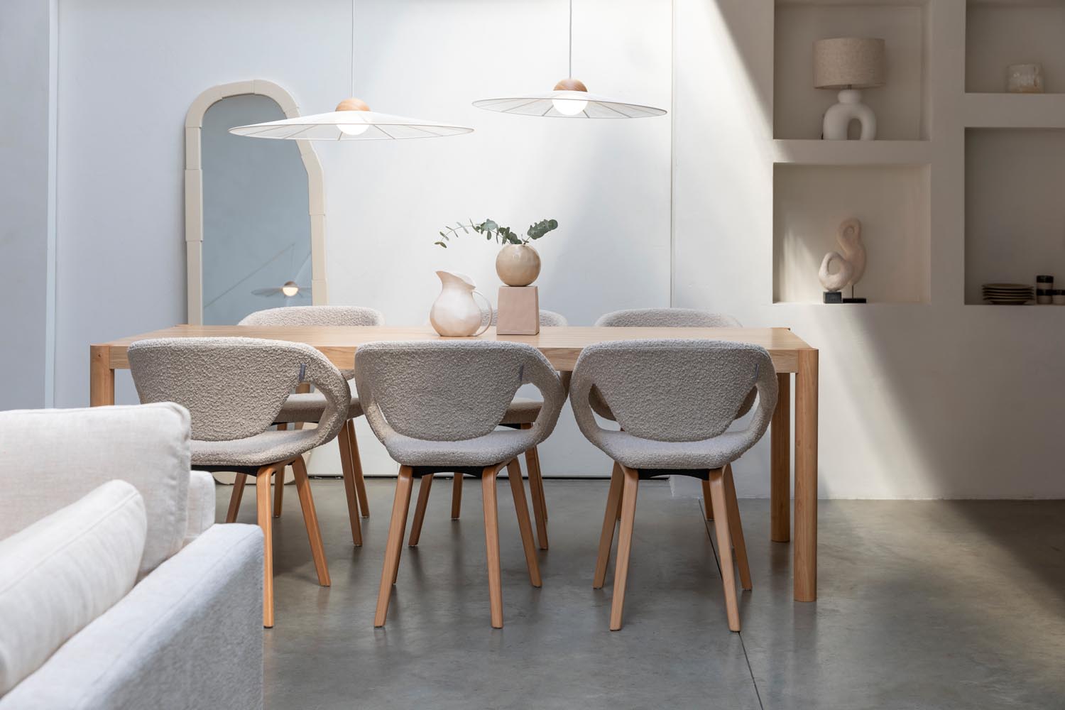 Die Pendelleuchte Belle S von Zuiver besticht durch ihr minimalistisches Design und hochwertige Materialien, ideal für moderne Räume.