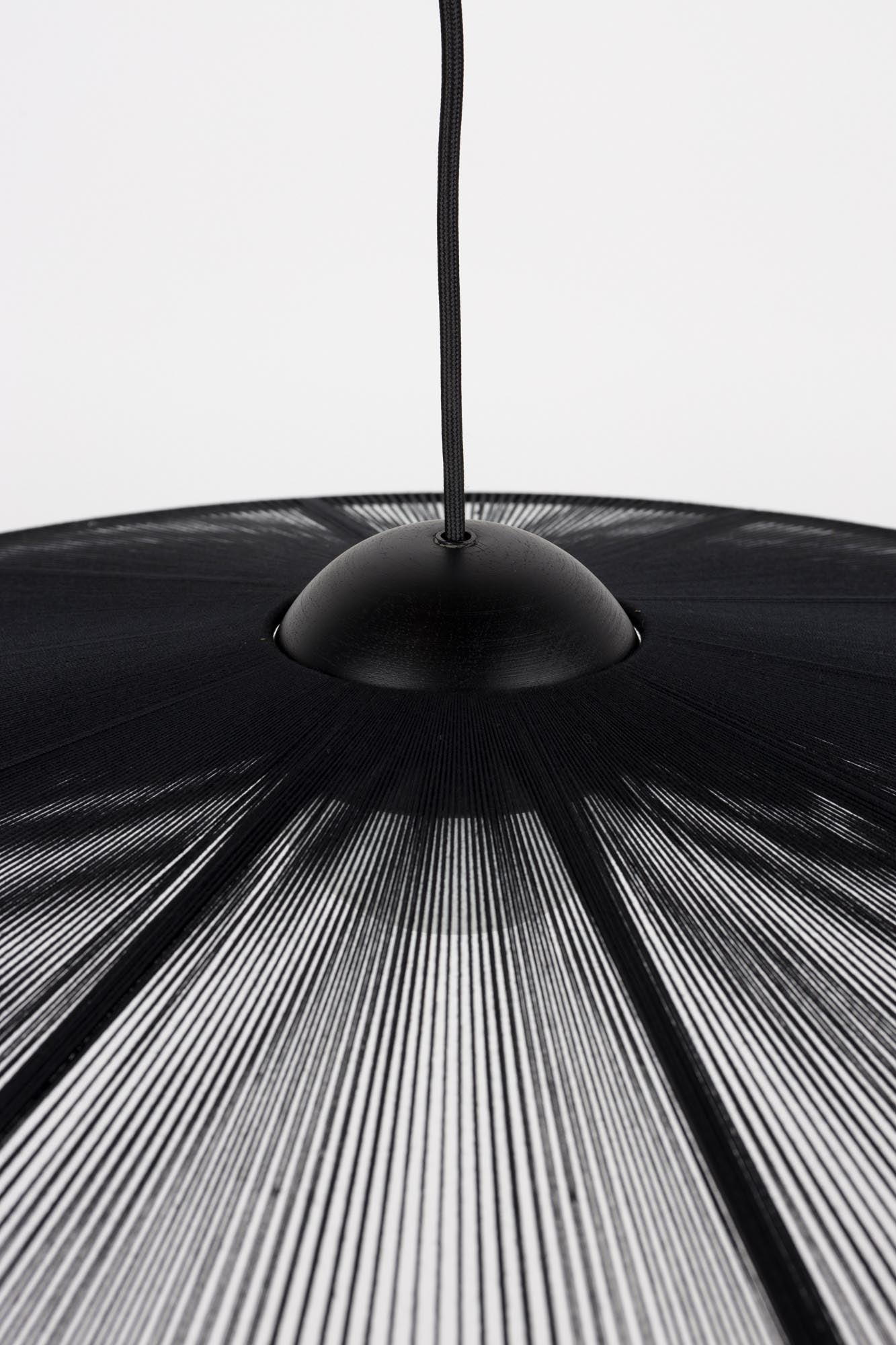 Die Pendelleuchte Belle S von Zuiver besticht durch ihr modernes Design und hochwertige Materialien, ideal für elegante Räume.