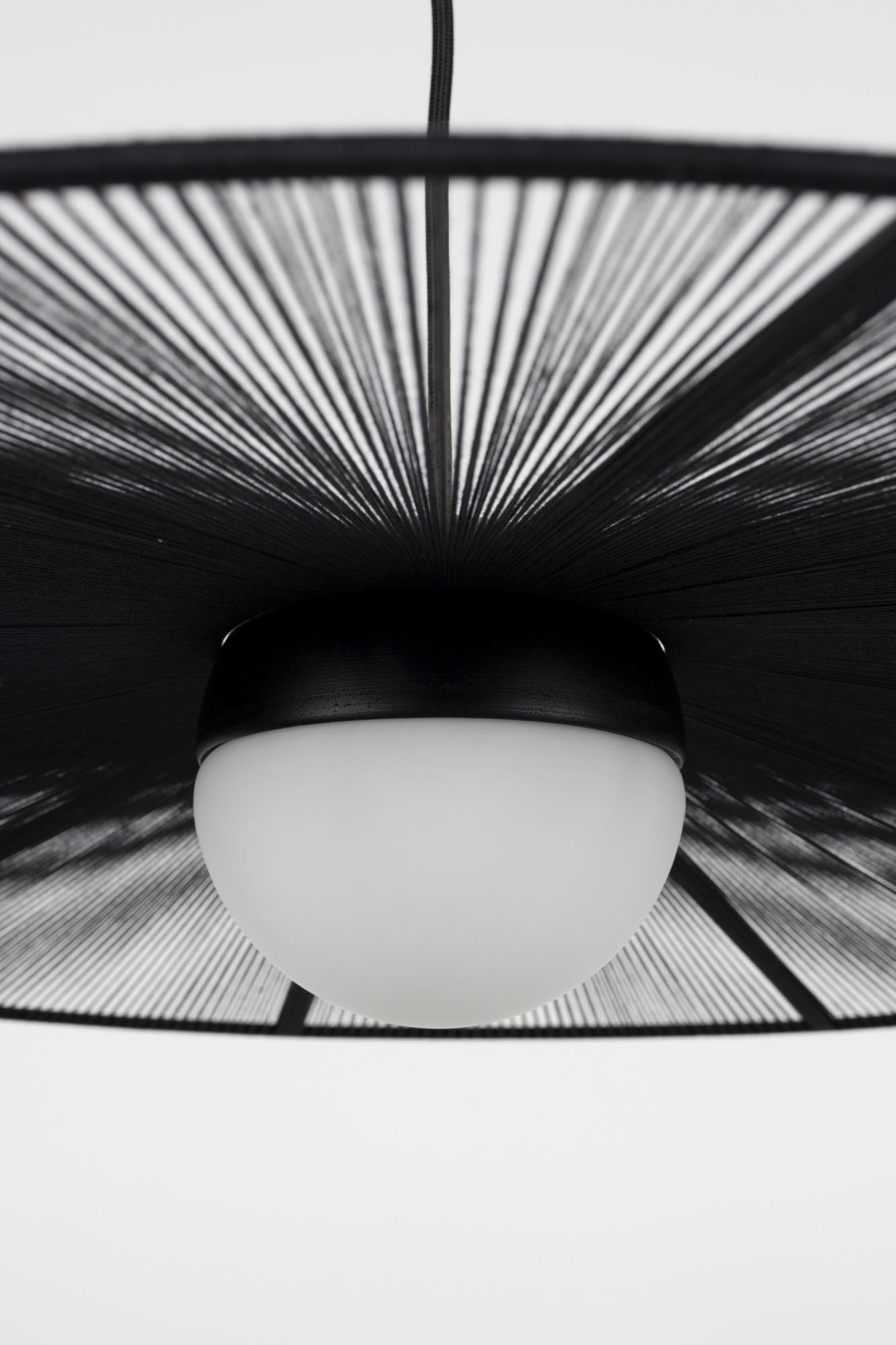 Die Zuiver Pendelleuchte Belle S vereint modernes Design mit edlen Materialien, perfekt für stilvolle Wohnräume.