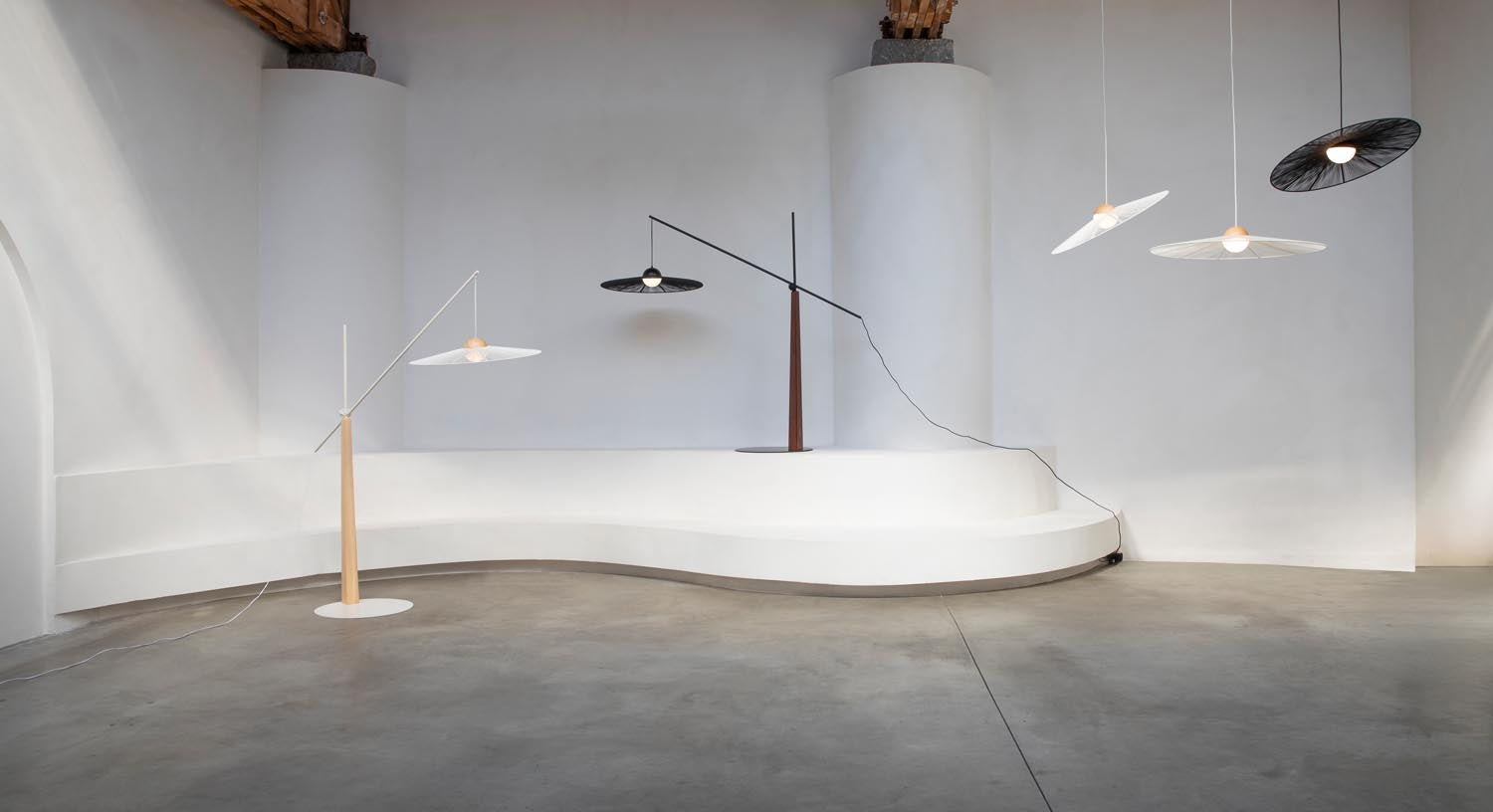 Die Zuiver Stehlampe Belle vereint modernes Design mit Funktionalität und passt perfekt in stilvolle, moderne Wohnräume.