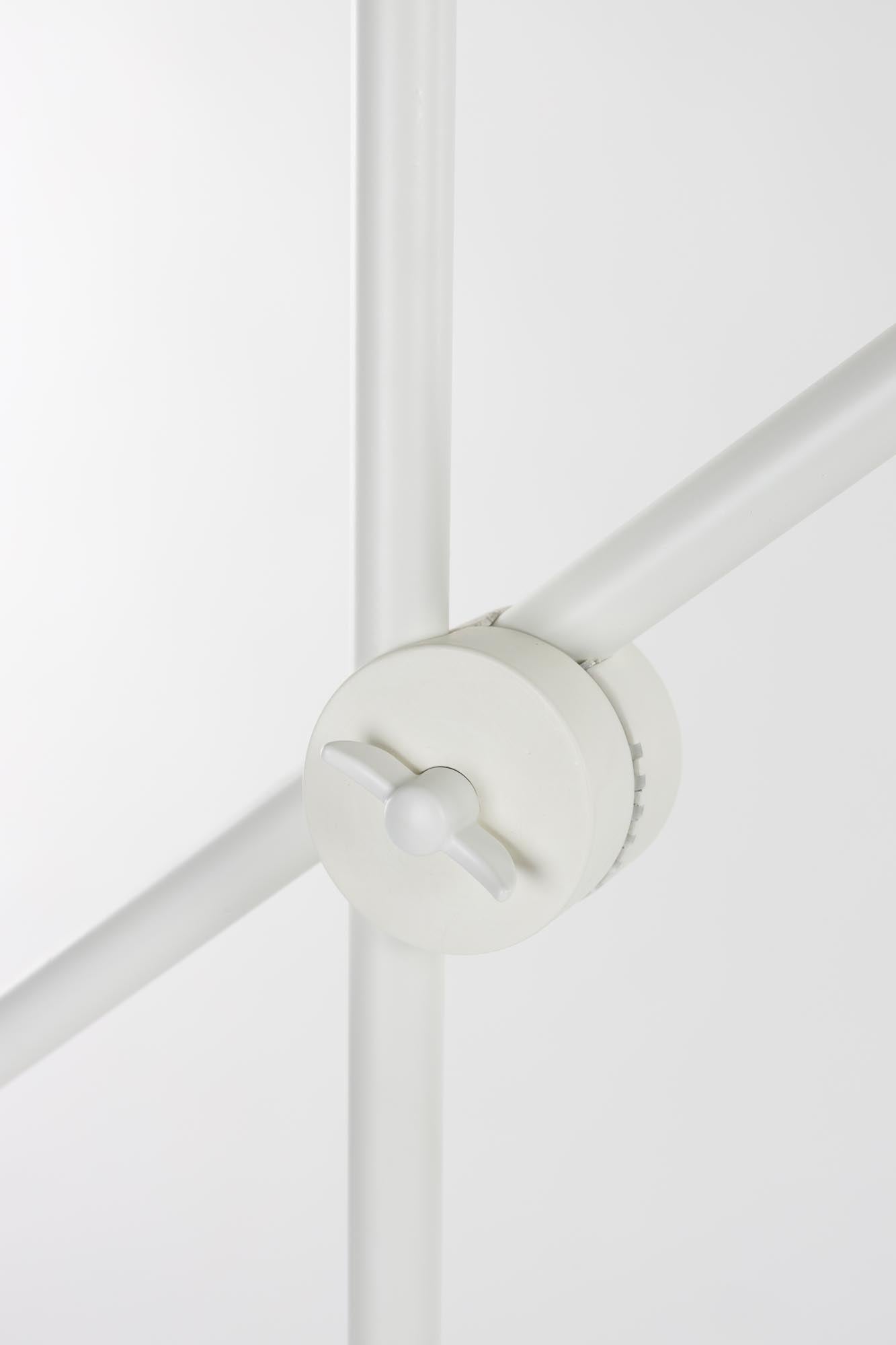 Die Stehlampe Belle von Zuiver vereint zeitlose Eleganz mit moderner Funktionalität und verleiht jedem Raum eine stilvolle Note.