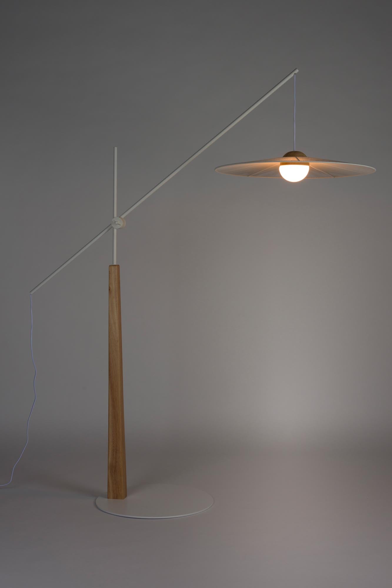 Die Stehlampe Belle von Zuiver kombiniert modernes Design mit Funktionalität und ist ein stilvolles Highlight für jeden Raum.