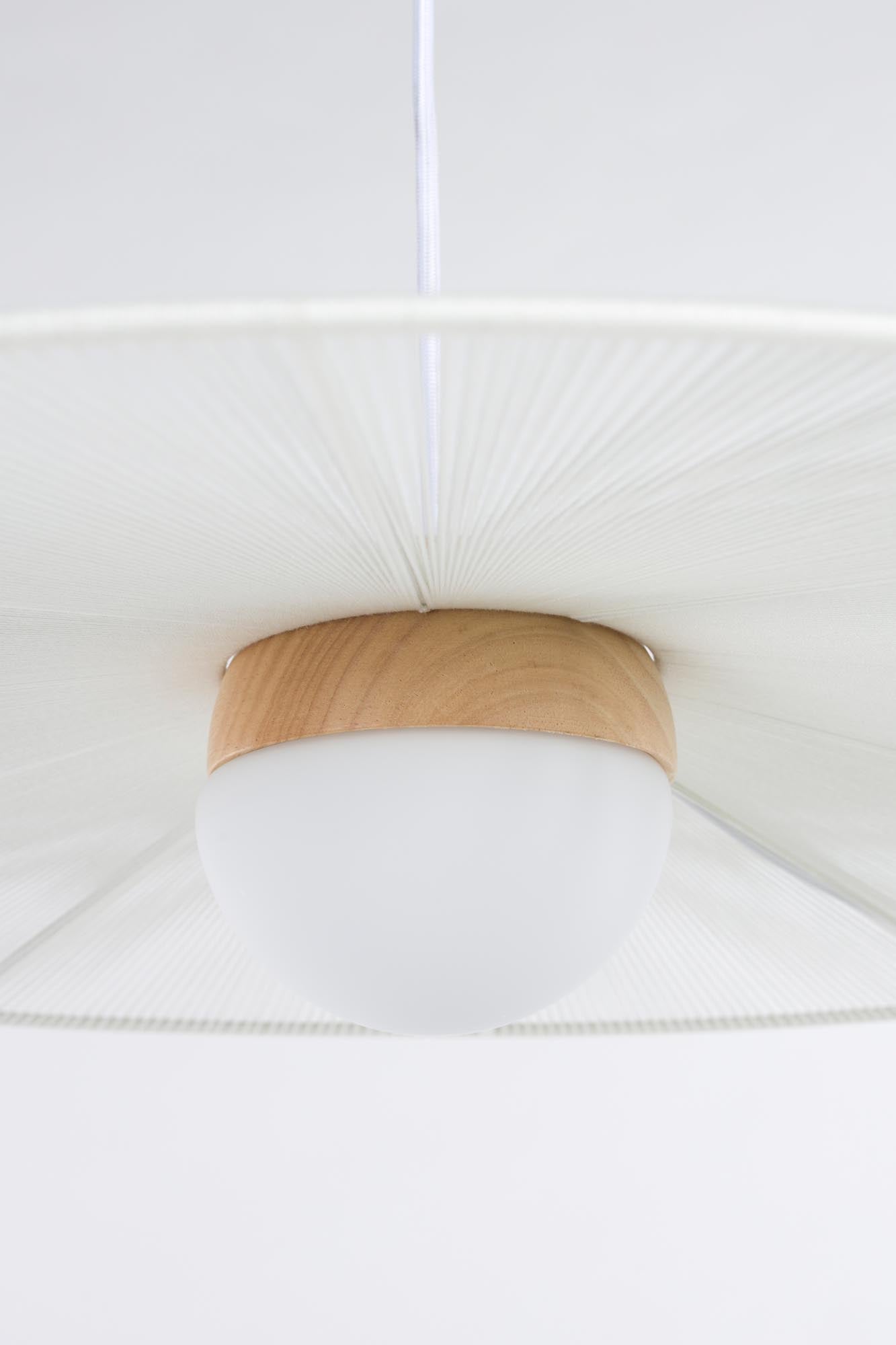 Die Stehlampe Belle von Zuiver besticht durch ihr modernes Design und ihre Vielseitigkeit, ideal für stilvolle Wohnräume.
