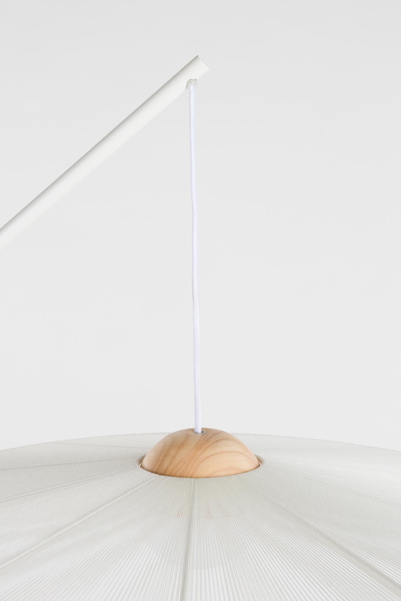 Die Stehlampe Belle von Zuiver besticht durch ihr modernes Design und ihre Funktionalität, ideal für stilvolle Wohnräume.