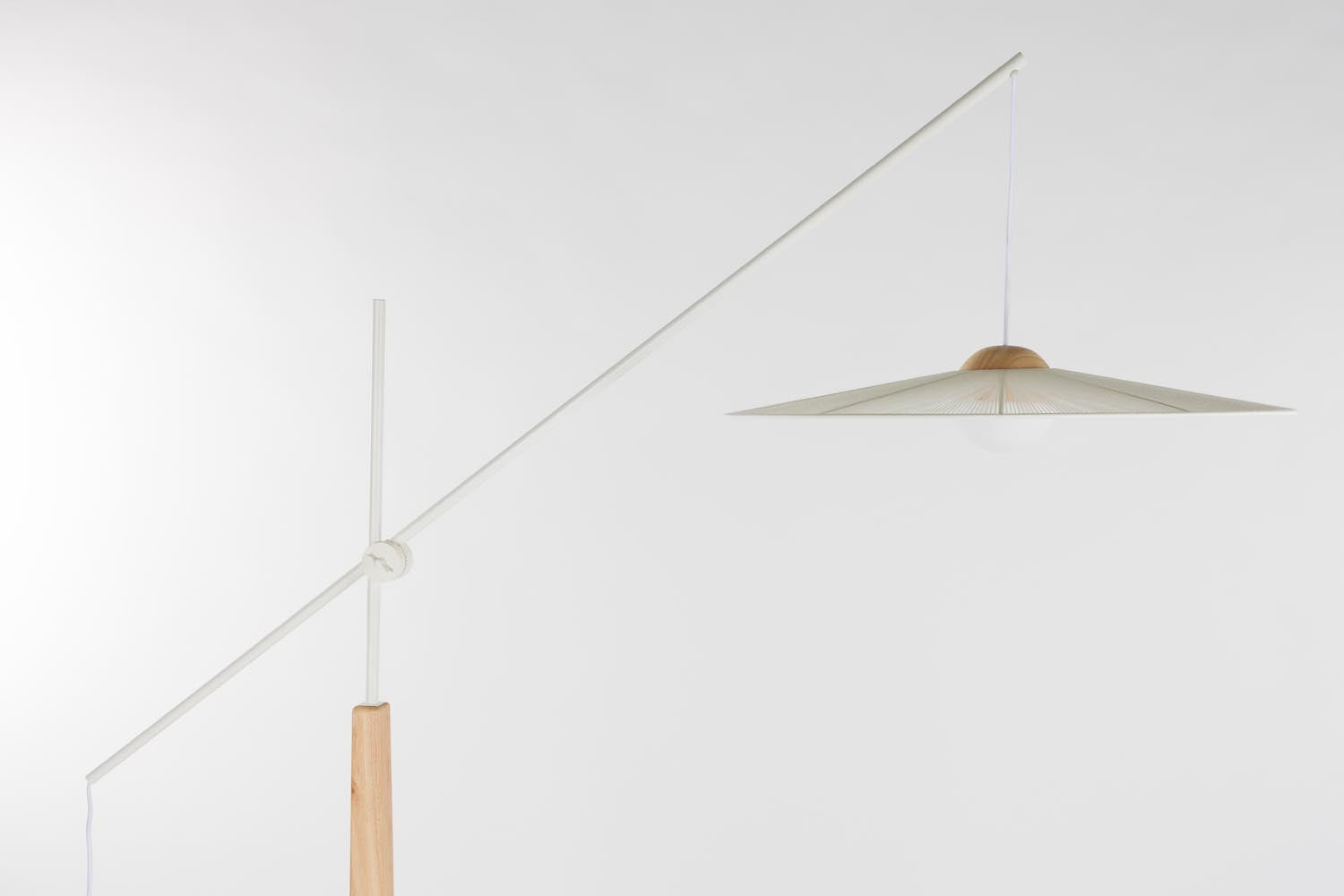 Die Zuiver Stehlampe Belle kombiniert modernes Design mit Funktionalität und ist perfekt für elegante und zeitgemässe Wohnräume.