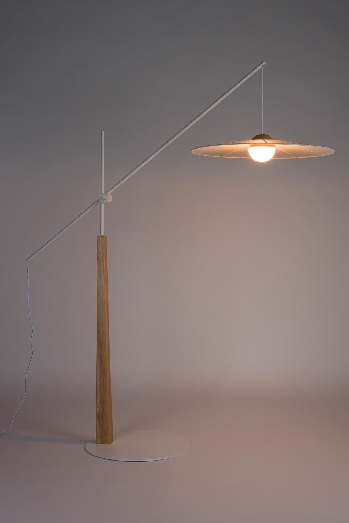 Die Stehlampe Belle von Zuiver kombiniert modernes Design mit Funktionalität und ist ein stilvolles Highlight für jeden Raum.