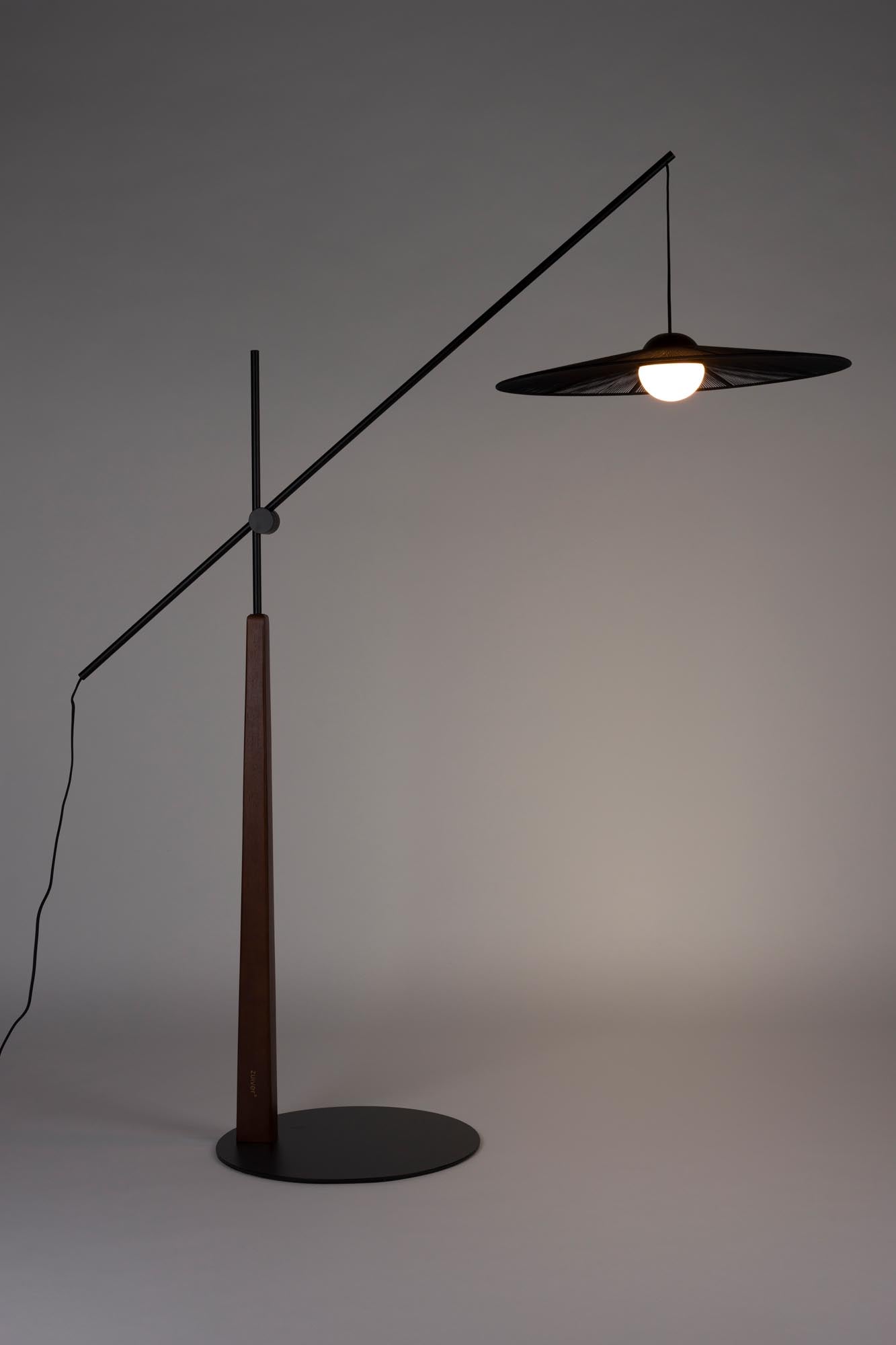 Die Stehlampe Belle von Zuiver vereint modernes Design mit Funktionalität und passt perfekt in stilvolle, moderne Wohnräume.