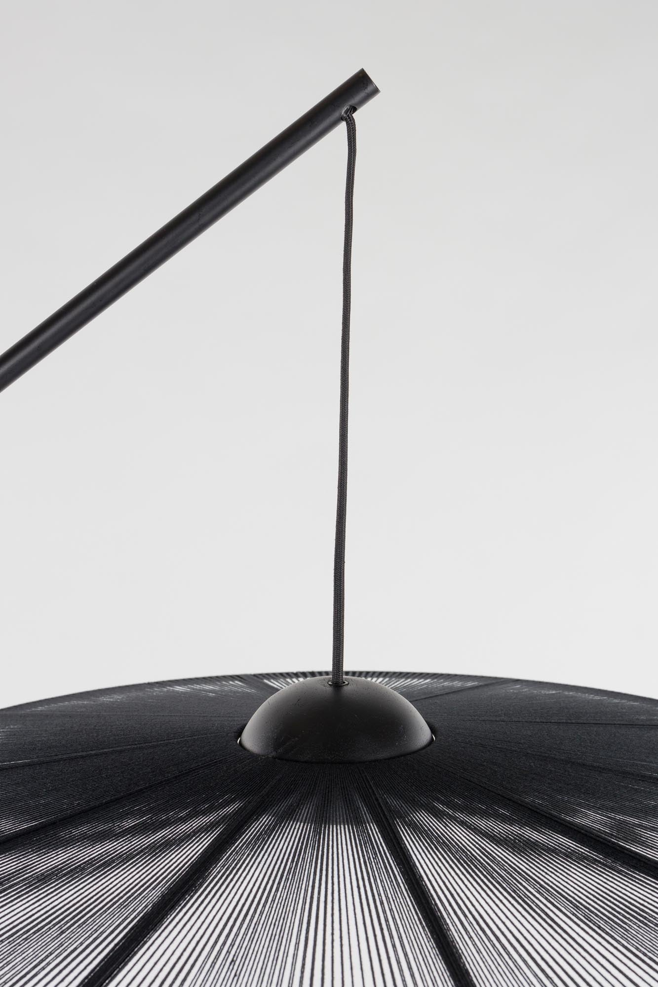 Die Stehlampe Belle von Zuiver vereint modernes Design mit Funktionalität und passt perfekt in stilvolle, moderne Wohnräume.