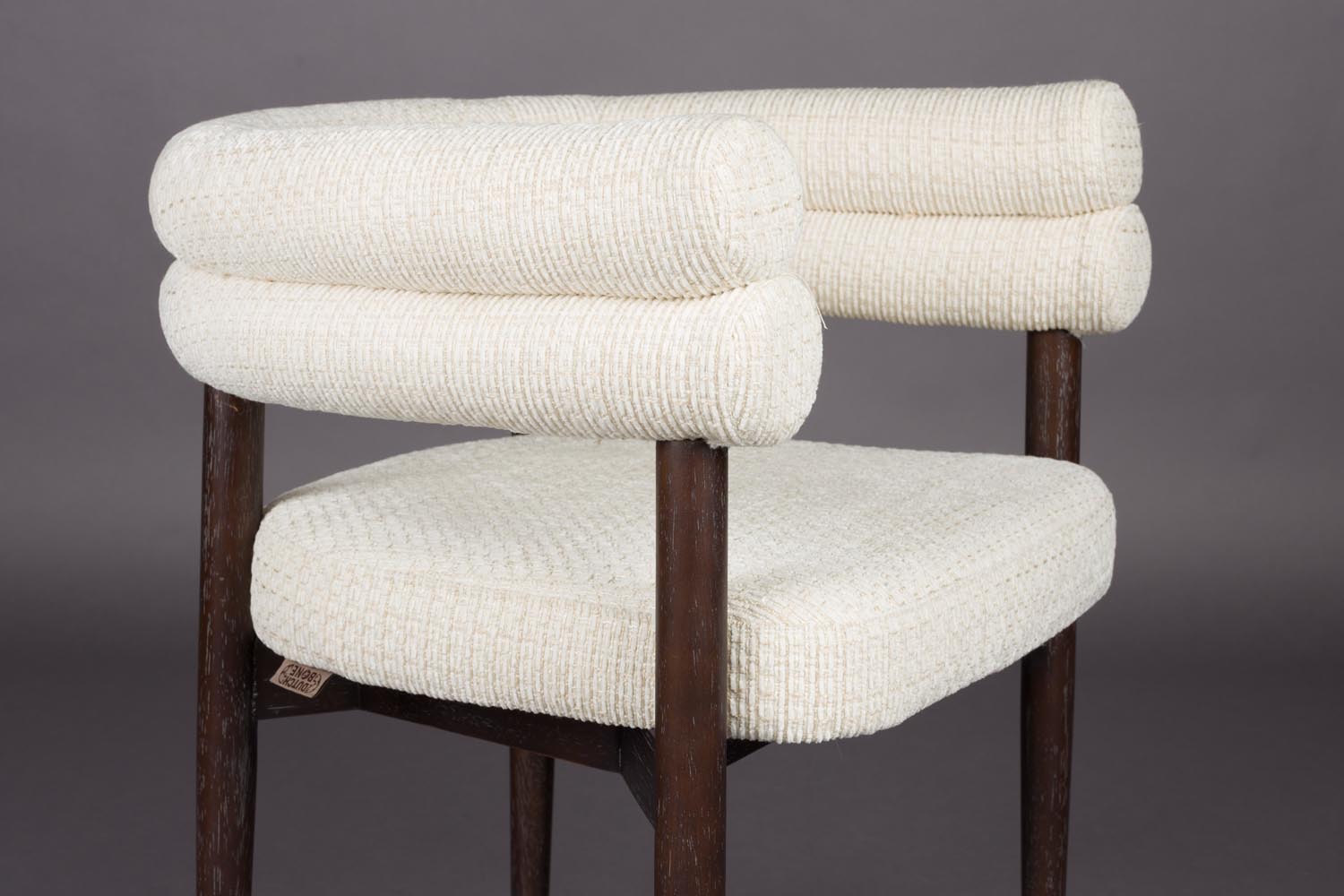 Der Sela Esszimmerstuhl von Dutchbone: stilvolles Design, komfortabel gepolstert, perfekt für moderne Wohn- und Essbereiche.