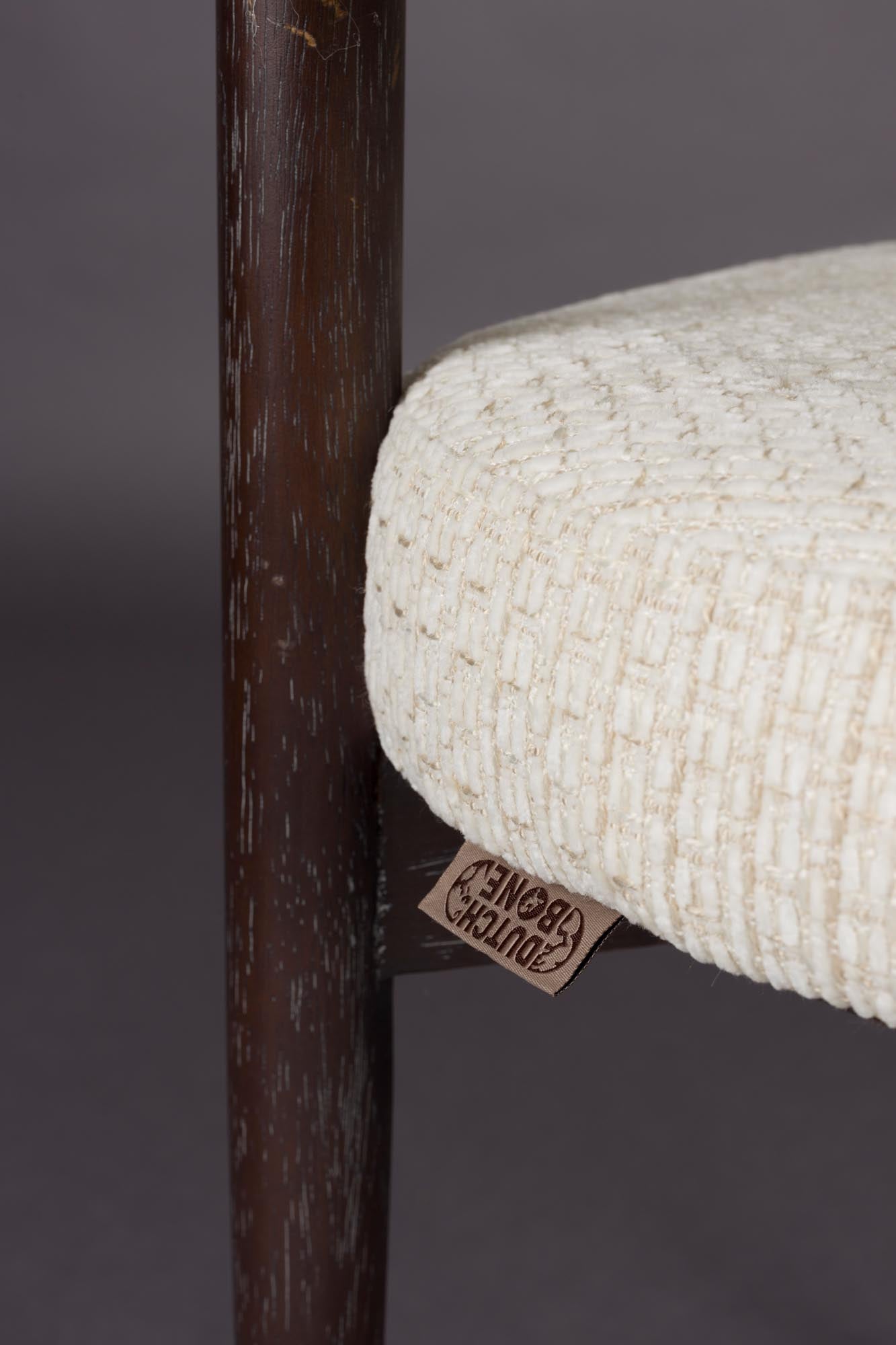 Der Sela Esszimmerstuhl von Dutchbone: stilvolles Design, komfortabel gepolstert, perfekt für moderne Wohn- und Essbereiche.