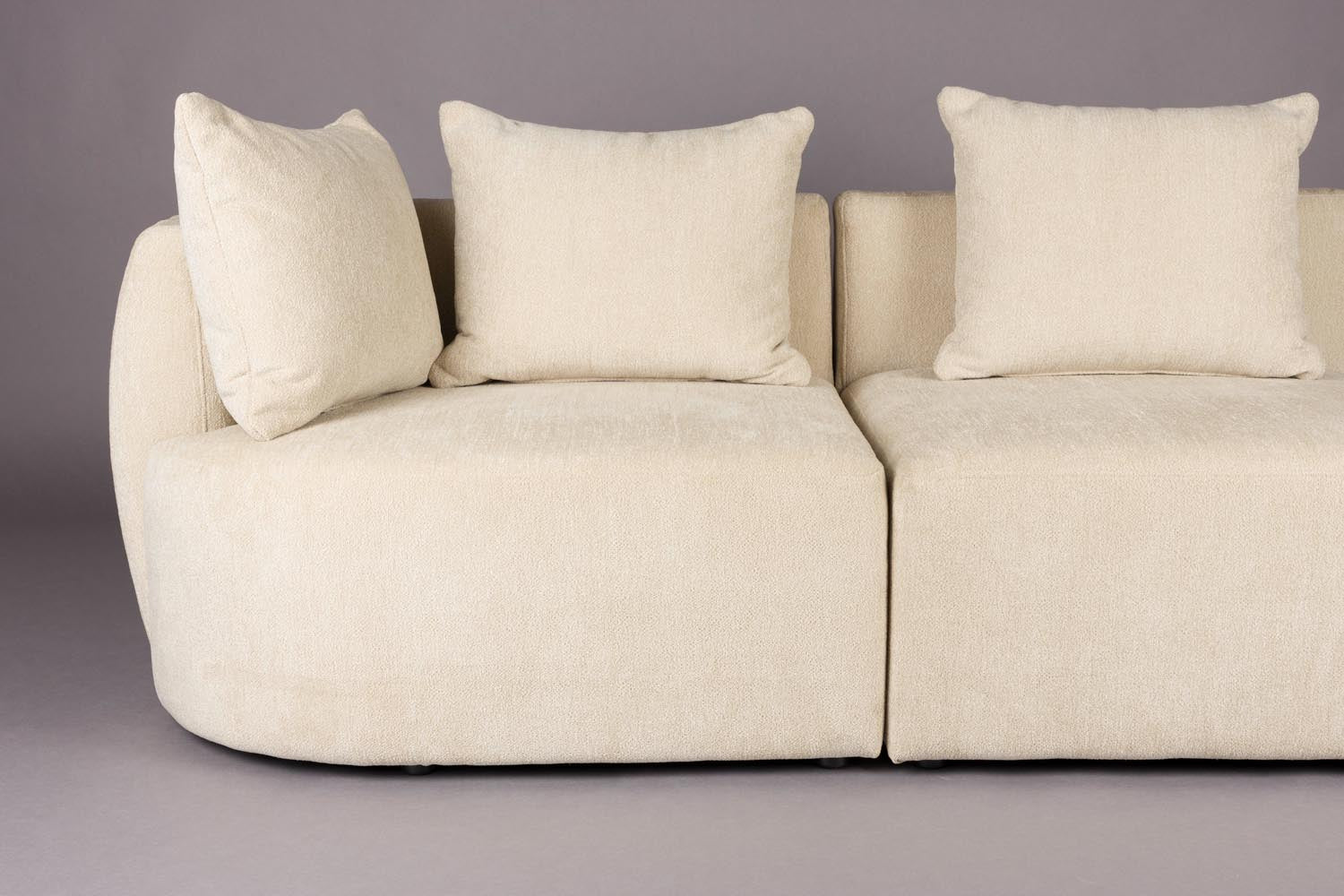 Das Dutchbone Rocca Sofa 4.5-Sitzer kombiniert stilvolles Design mit grosszügigem Platzangebot und bietet höchsten Sitzkomfort.
