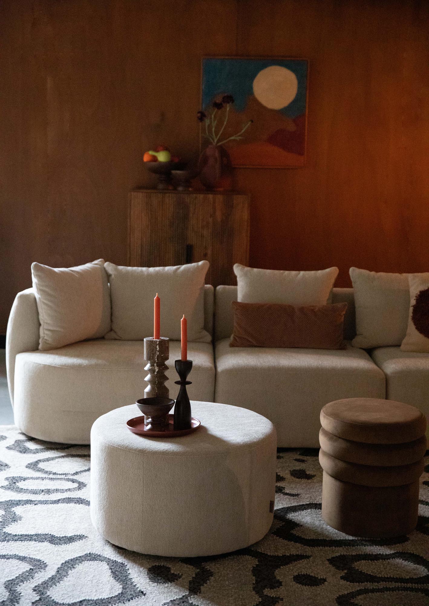 Der Rocca Pouf von Dutchbone ist ein stilvoller, vielseitiger Sitzhocker mit modernem Design und hochwertiger Verarbeitung.