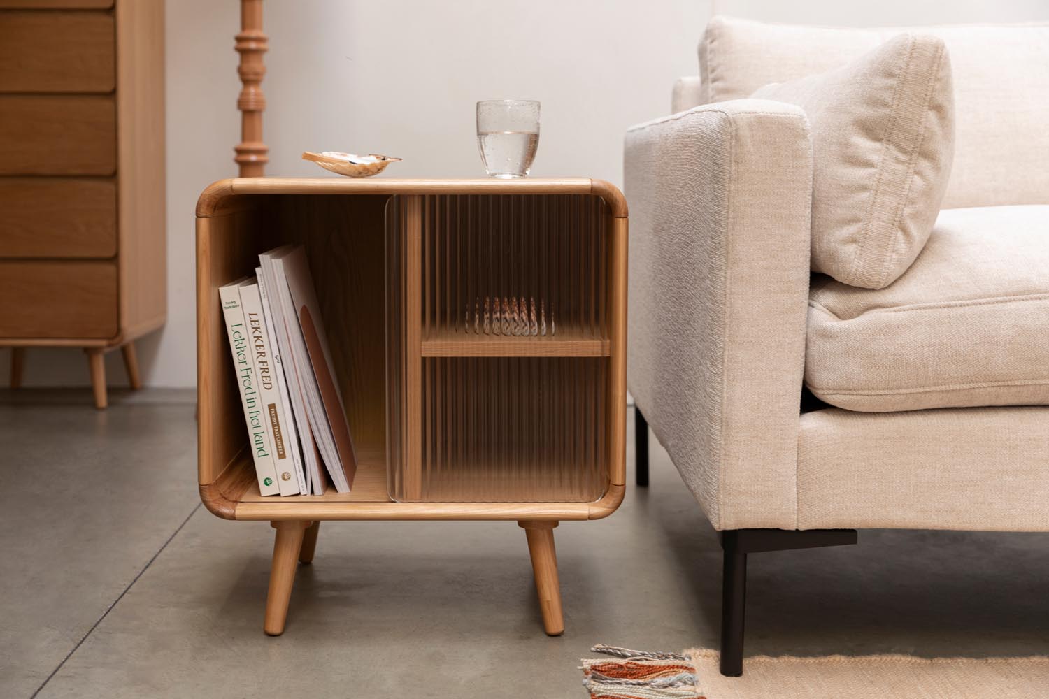 Moderner Beistelltisch aus Holz und Metall, ideal als Nachttisch. Stilvolles Design, vielseitig einsetzbar und hochwertig verarbeitet.