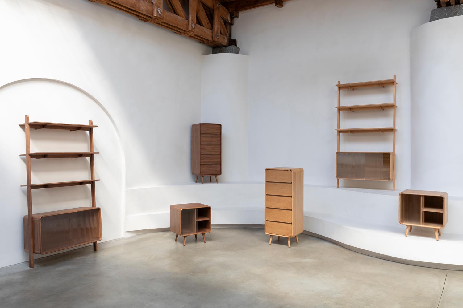 Das Zuiver Regal Rise kombiniert modernes Design mit praktischer Funktionalität für eine stilvolle Aufbewahrung.