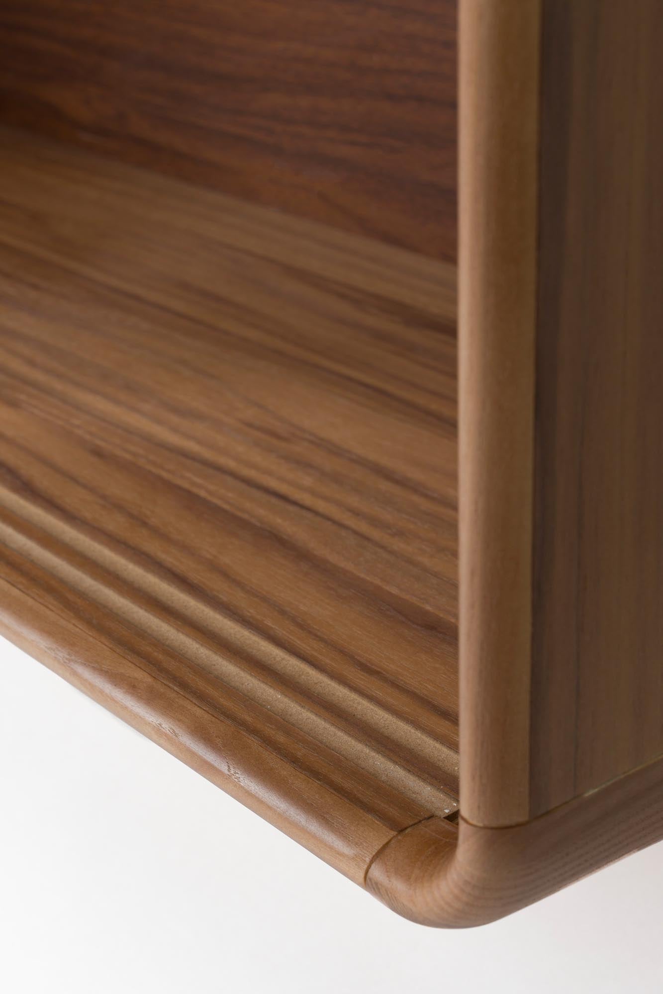 Das Regal Rise von Zuiver kombiniert modernes Design mit praktischer Funktionalität für eine stilvolle Raumgestaltung.