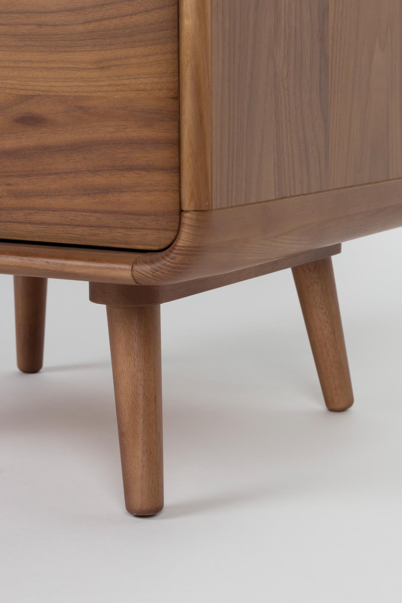 Das Cabinet Rise von Zuiver kombiniert modernes Design mit Funktionalität, perfekt für elegante und praktische Wohnräume.