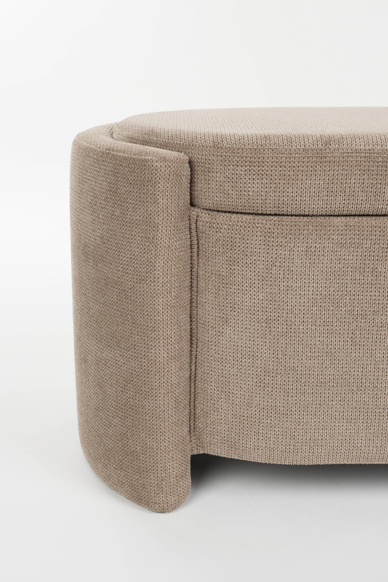 Die Bank Miro von White Label Living kombiniert modernes Design mit Qualität, perfekt für elegante und zeitgemässe Wohnräume.