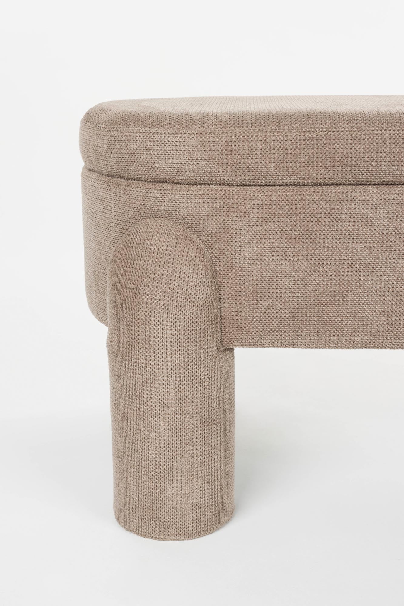 Die Bank Orly von White Label Living kombiniert modernes Design mit Qualität, perfekt für elegante und zeitgemässe Wohnräume.