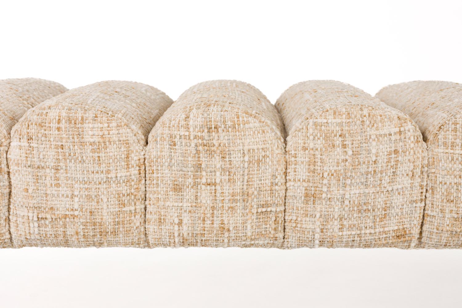 Die Jethro Bank von White Label Living kombiniert modernes Design mit Qualität, perfekt für stilvolle Wohnräume.