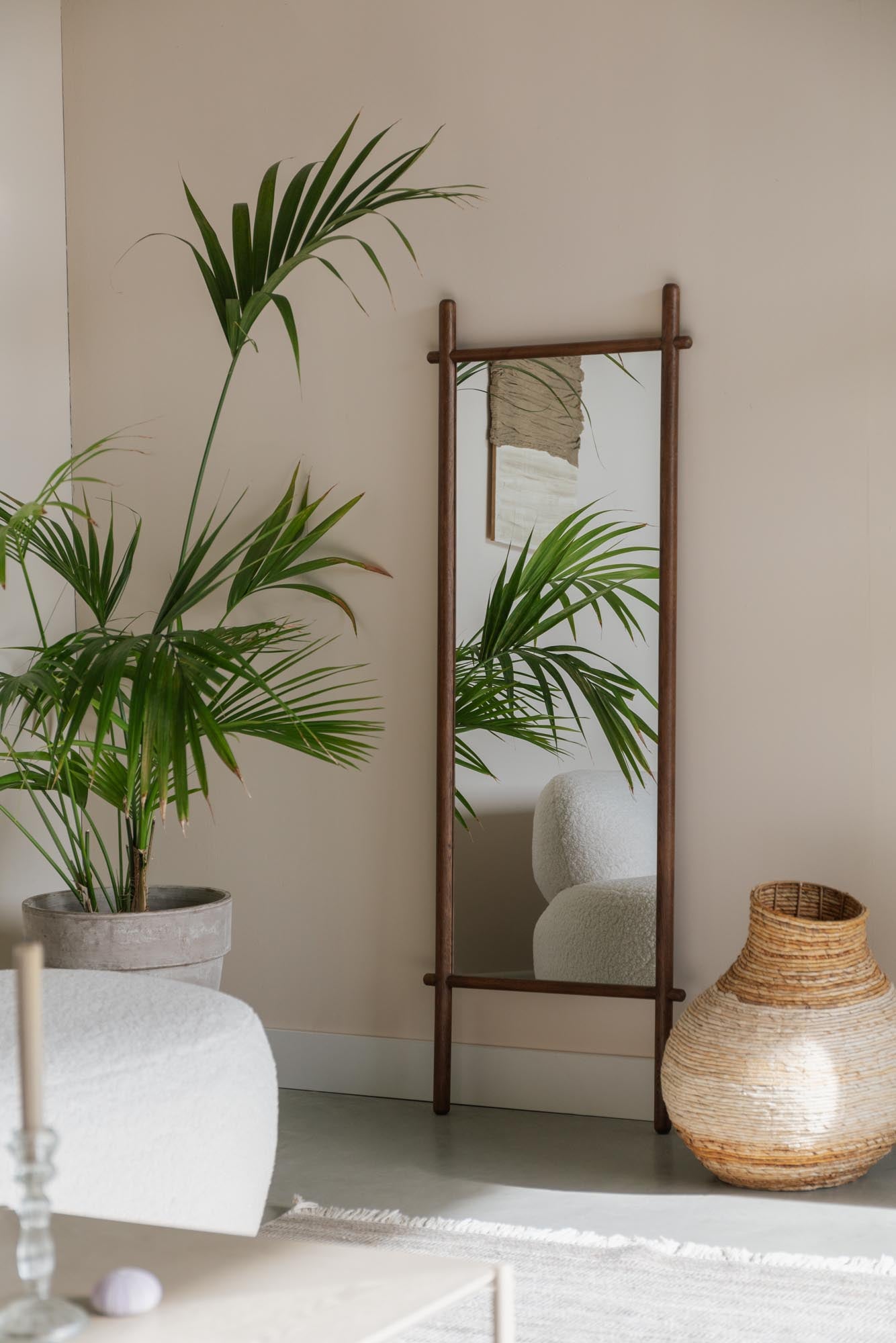 Runder Spiegel Solene von White Label Living, elegantes Design, dezenter Rahmen, ideal für moderne Wohnräume.