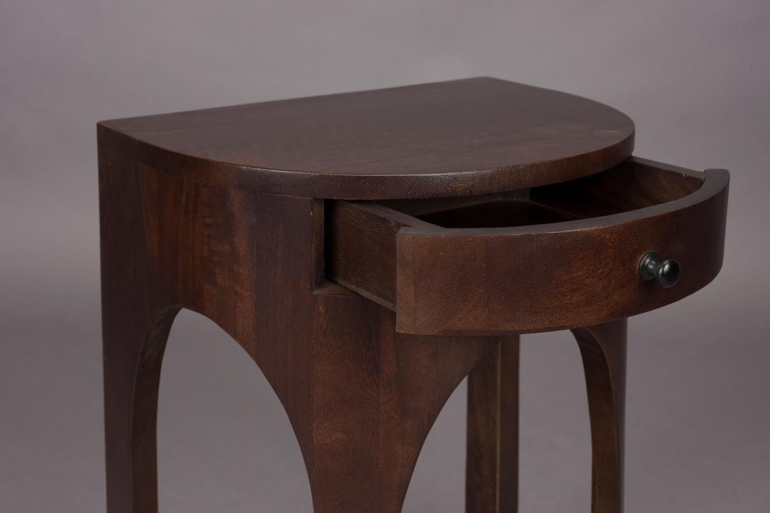 Stilvoller Beistelltisch Belvedere von Dutchbone, perfekt als Nachttisch, verbindet zeitlose Eleganz mit praktischer Funktionalität.