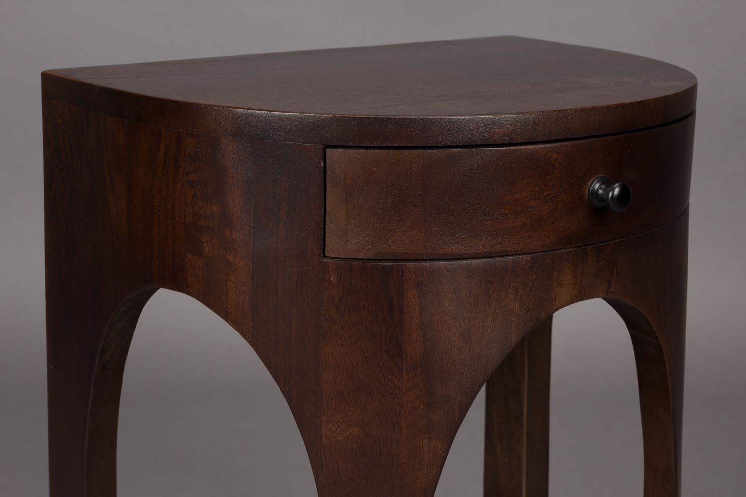 Eleganter Beistelltisch Belvedere von Dutchbone, ideal als Nachttisch, vereint modernes Design mit praktischer Vielseitigkeit.