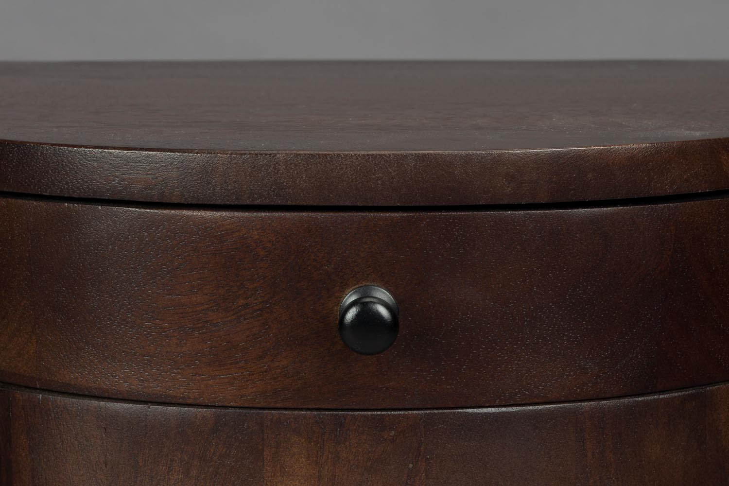 Eleganter Beistelltisch Belvedere von Dutchbone, ideal als Nachttisch, vereint modernes Design mit praktischer Funktionalität.