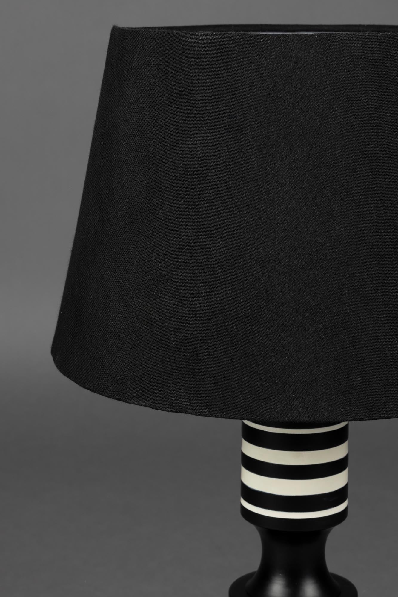 Die Tischlampe Virgil von Dutchbone vereint Vintage-Charme mit zeitgemässem Stil und bietet eine elegante Lichtquelle.