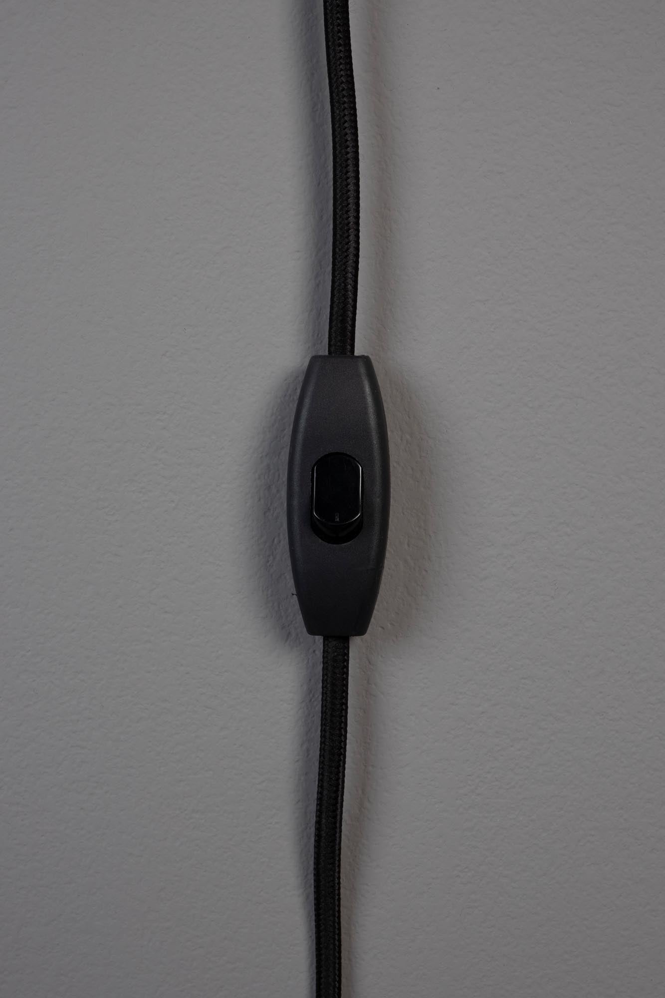 Die Tischlampe Virgil von Dutchbone kombiniert Retro-Design mit modernem Flair und sorgt für stilvolle Beleuchtung.