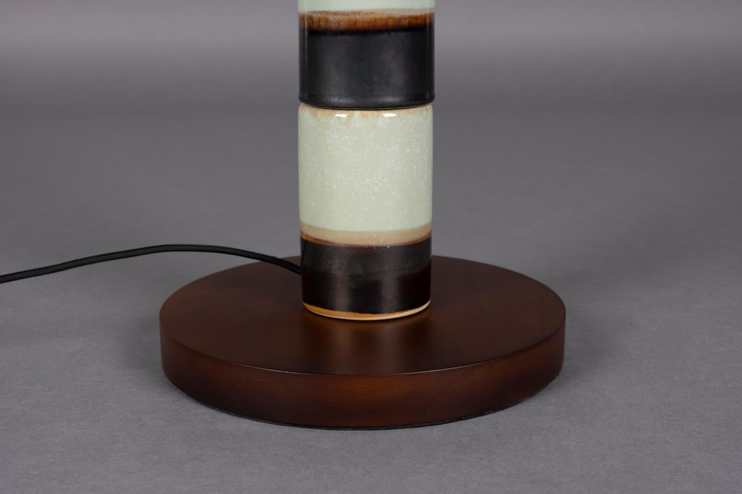 Die Stehlampe Vertigo von Dutchbone vereint modernes Design mit Funktionalität und ist perfekt für elegante Wohnräume geeignet.