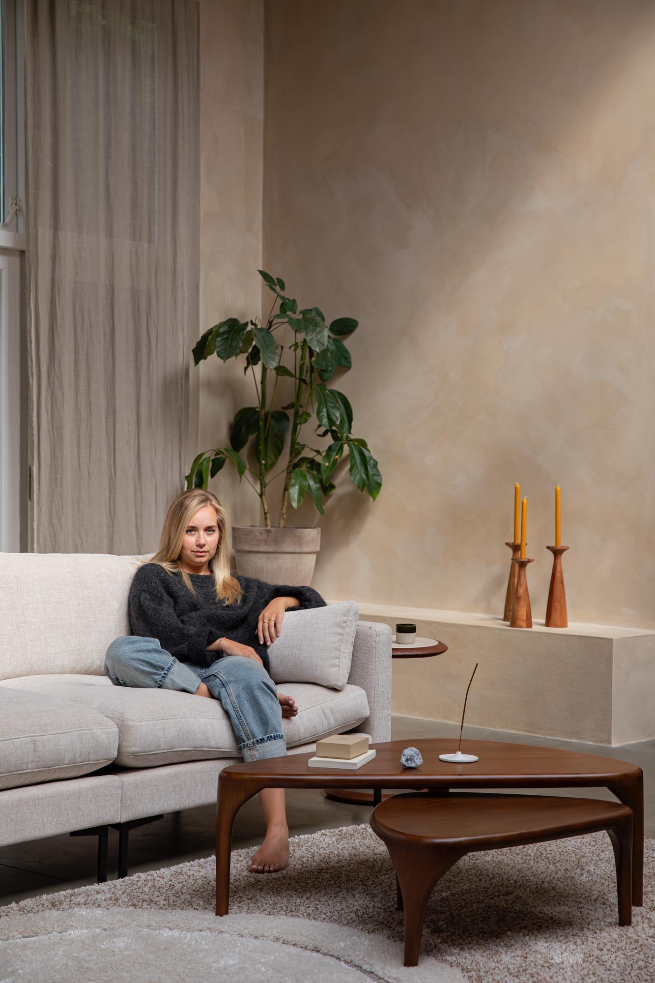 Das Zuiver Summer Sofa 3-Sitzer vereint stilvolles Design mit Komfort, perfekt für moderne Wohnräume und entspannte Stunden.