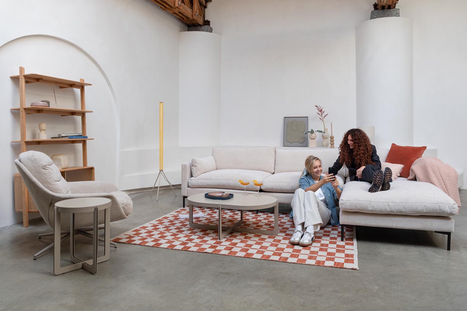 Der Summer Hocker von Zuiver: Eleganz und Funktionalität vereint, ideal als Fussablage oder Beistelltisch.