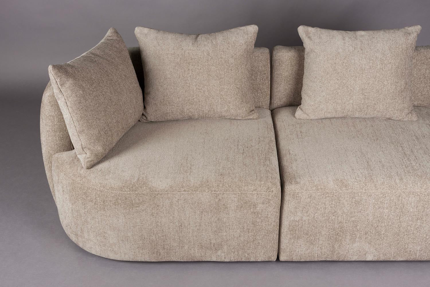 Das Dutchbone Rocca Sofa 4.5-Sitzer bietet modernen Stil und Komfort, ideal für gemütliche und elegante Wohnräume.