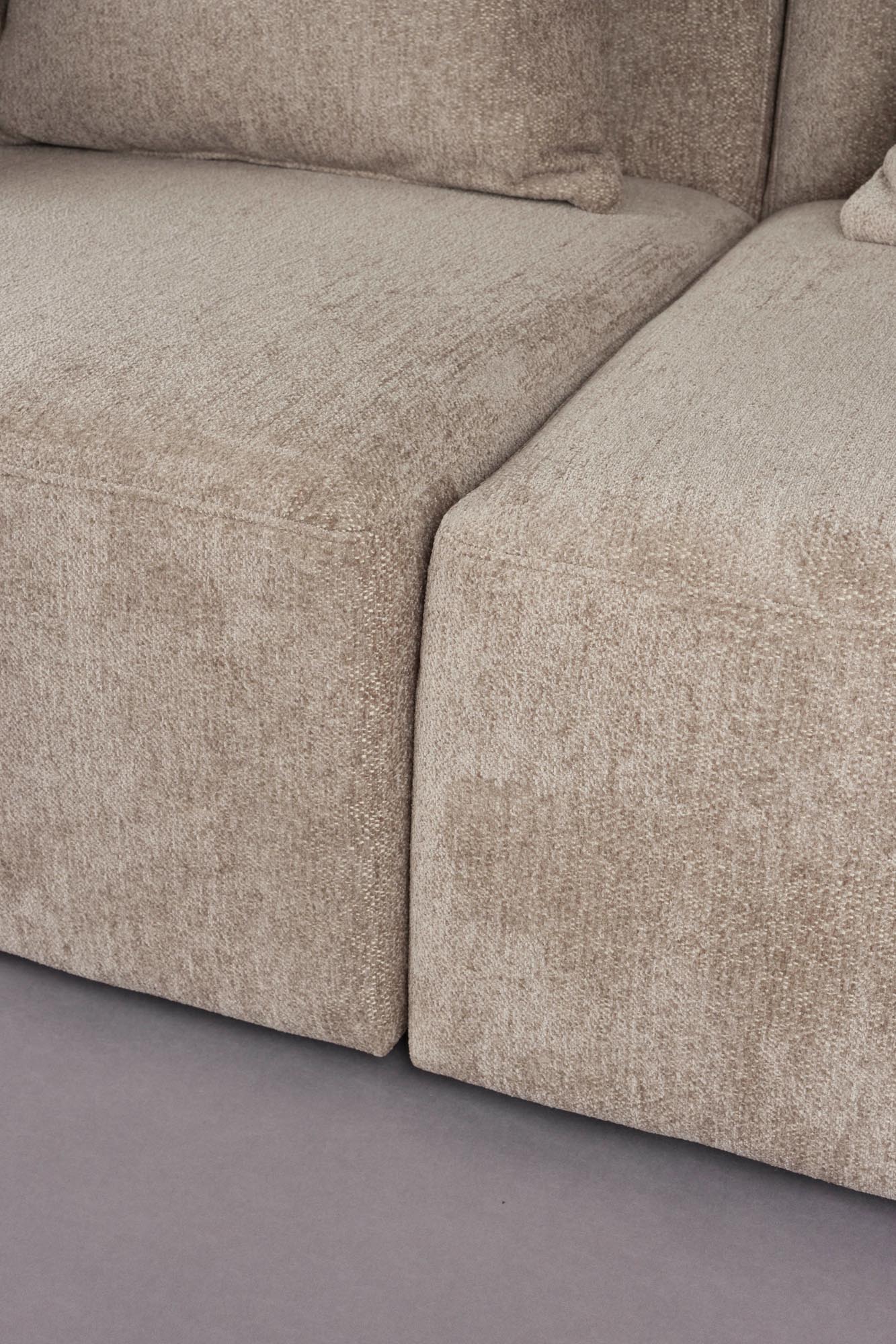 Das Rocca Sofa 4.5-Sitzer von Dutchbone kombiniert zeitloses Design mit Komfort, perfekt für stilvolle und gemütliche Wohnbereiche.