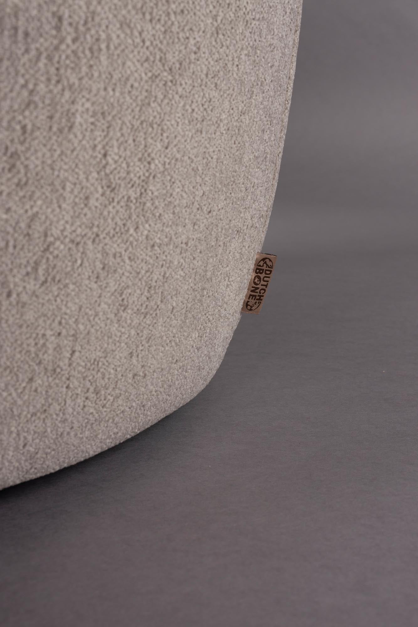 Der Dutchbone Rocca Lounge Stuhl kombiniert modernes Design mit Komfort, ideal für stilvolle und gemütliche Wohnbereiche.