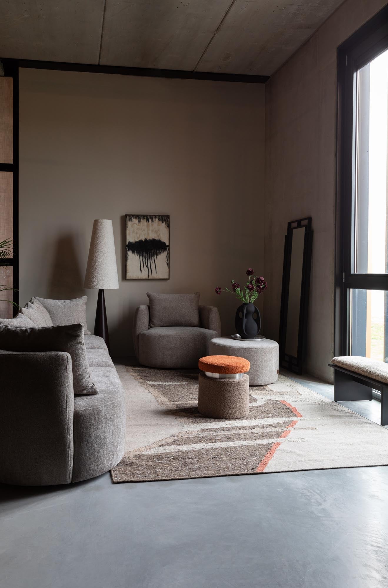 Der Rocca Lounge Stuhl von Dutchbone kombiniert modernes Design mit Komfort, ideal für stilvolle und gemütliche Wohnbereiche.