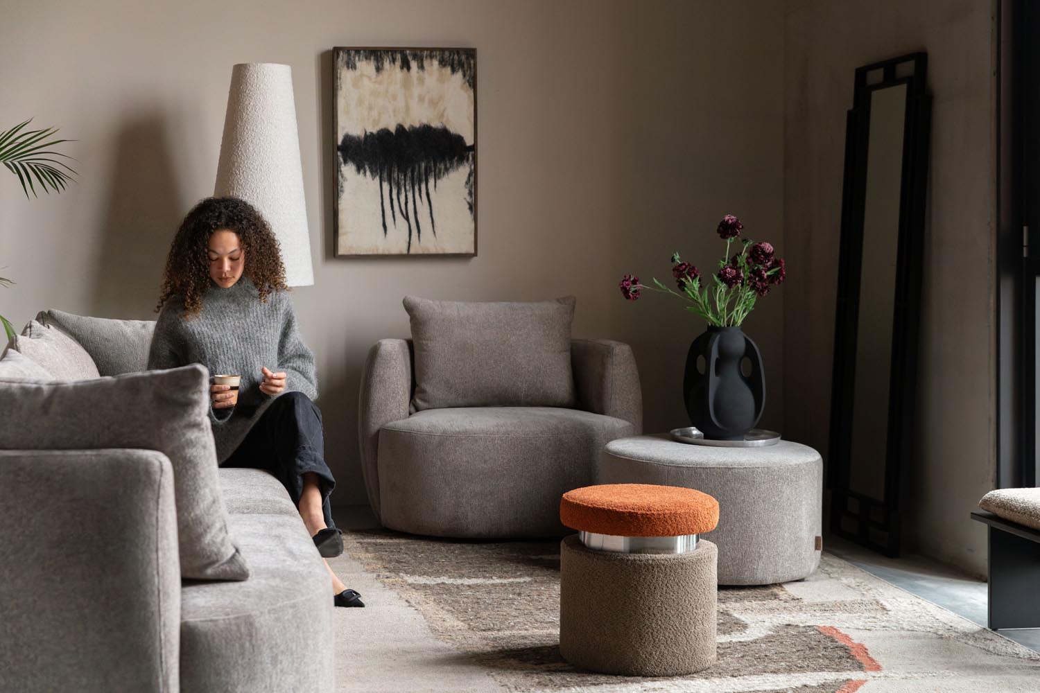 Der Dutchbone Rocca Lounge Stuhl kombiniert modernes Design mit Komfort, ideal für stilvolle und gemütliche Wohnbereiche.