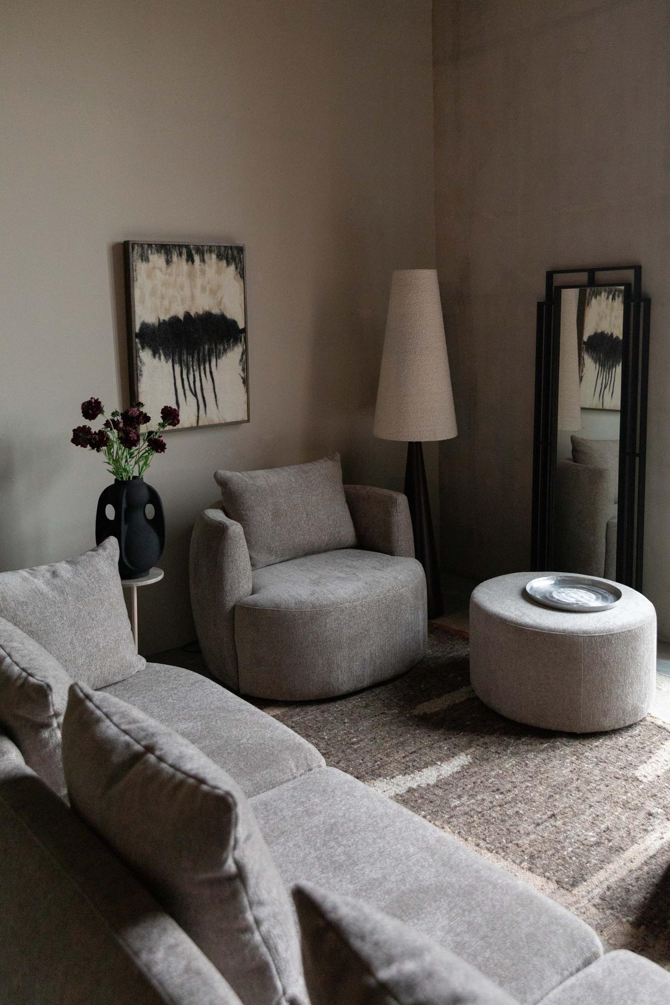 Der Rocca Pouf von Dutchbone besticht durch modernes Design, hochwertige Verarbeitung und vielseitige Einsatzmöglichkeiten.