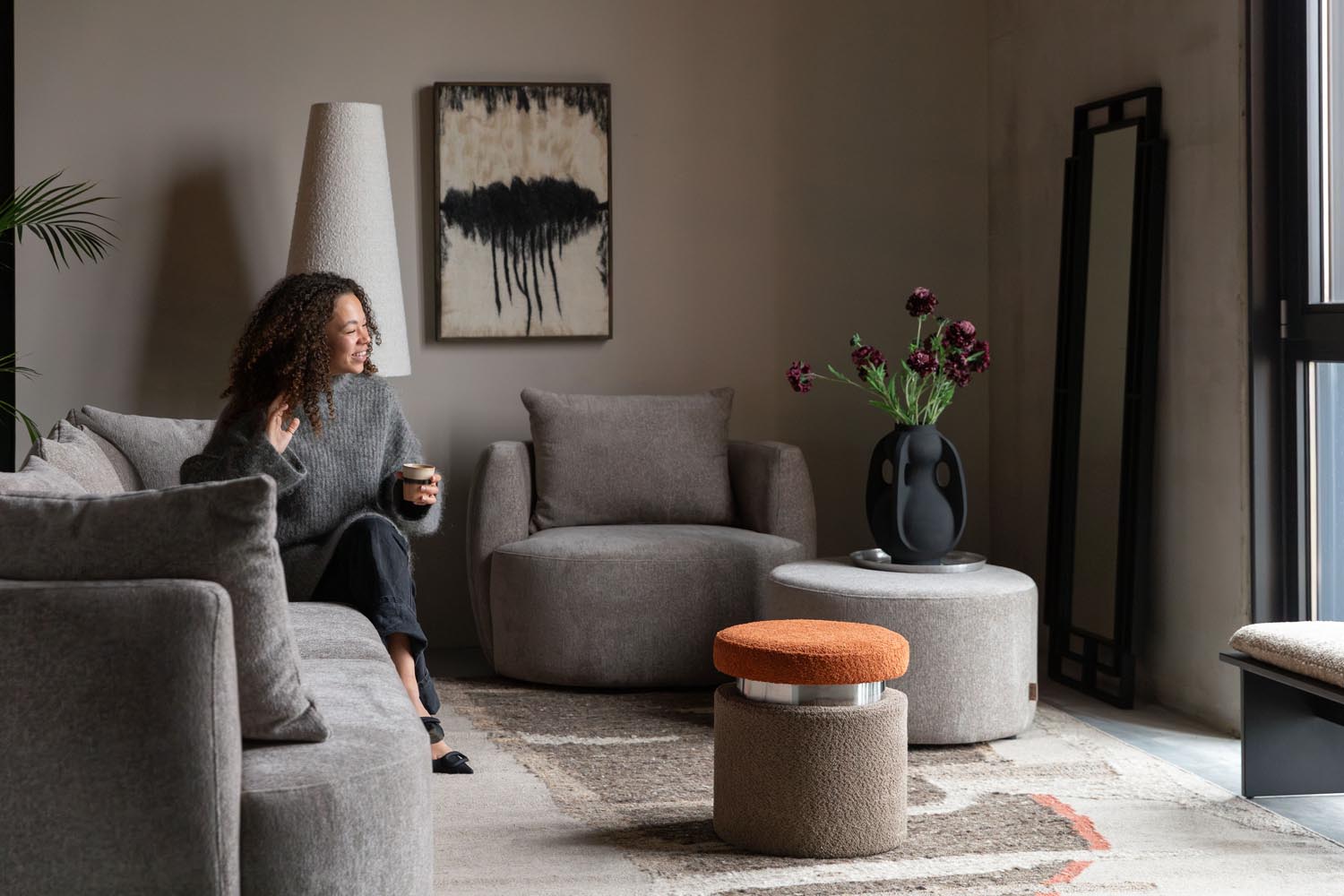 Der Rocca Pouf von Dutchbone vereint stilvolles Design, erstklassige Qualität und flexible Nutzungsmöglichkeiten.