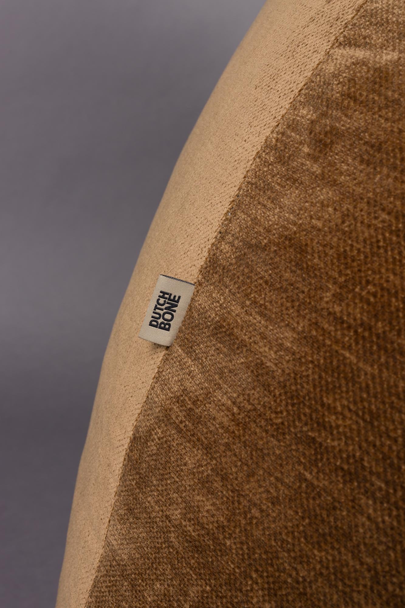 Der Loungesessel Tombag von Dutchbone bietet modernen Komfort und Stil, perfekt für gemütliche und stilvolle Wohnräume.