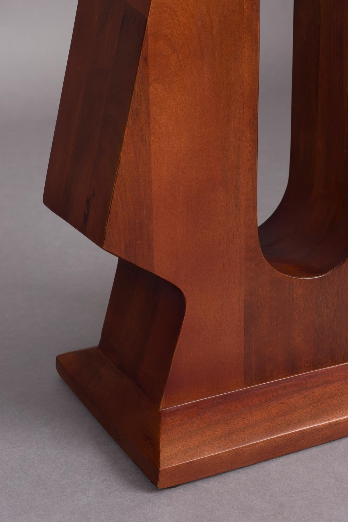 Der Beistelltisch Pilaster von Dutchbone vereint modernes Design mit praktischer Funktion und passt perfekt in jedes stilvolle Zuhause.