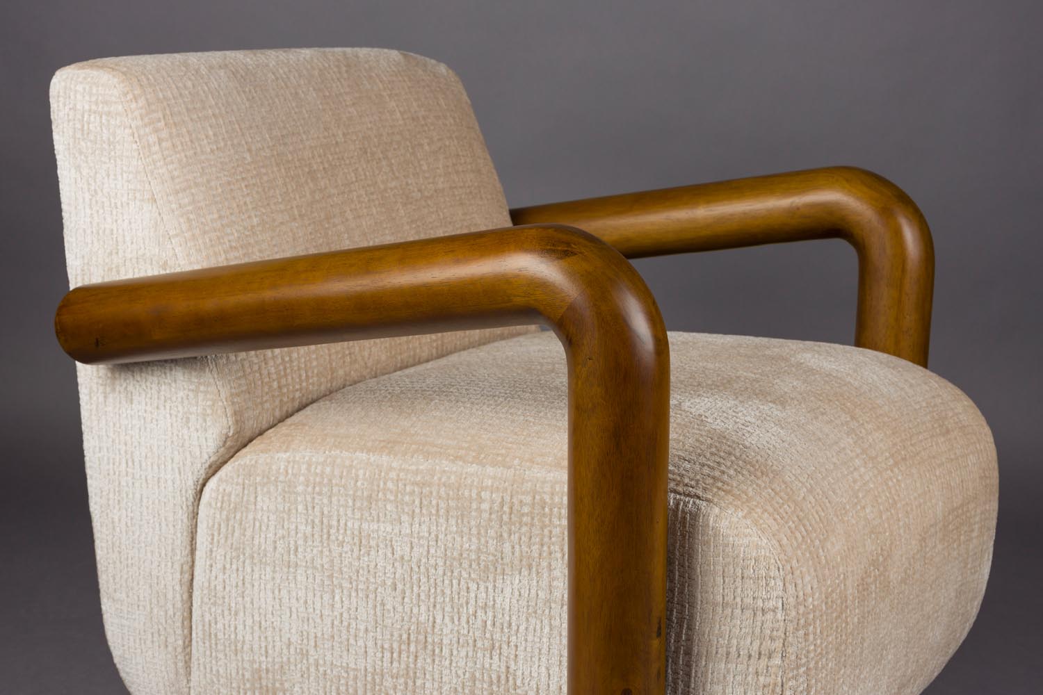 Der Loungesessel Robinson von Dutchbone bietet stilvolles Design und hohen Komfort für moderne Wohnräume.