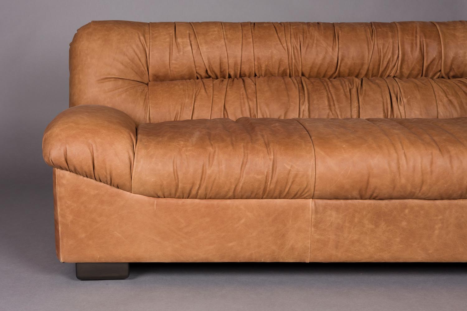 Das Sofa Douglas von Dutchbone kombiniert modernes Design mit Komfort, ideal für stilvolle und gemütliche Wohnräume.