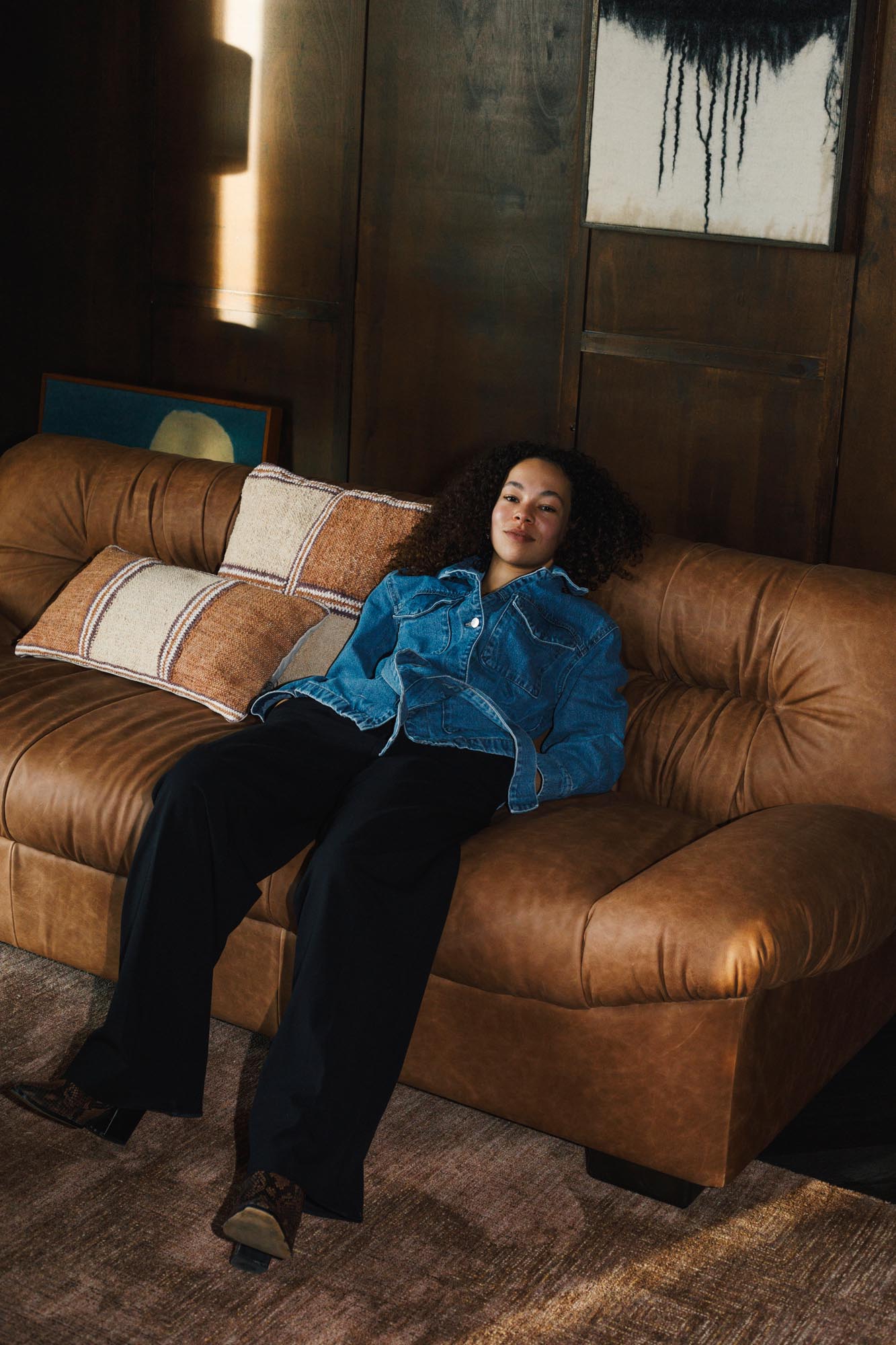 Das Sofa Douglas von Dutchbone kombiniert modernes Design mit Komfort, ideal für stilvolle und gemütliche Wohnräume.