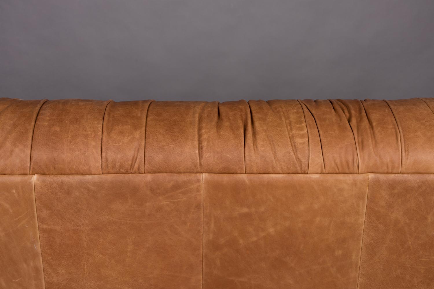 Das Sofa Douglas von Dutchbone vereint stilvolles Design und Komfort, ideal für moderne und einladende Wohnräume.
